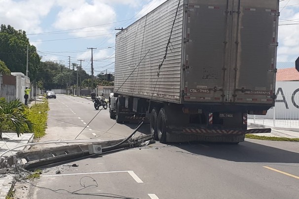 Caminhão arranca fios e derruba poste ao passar por rua