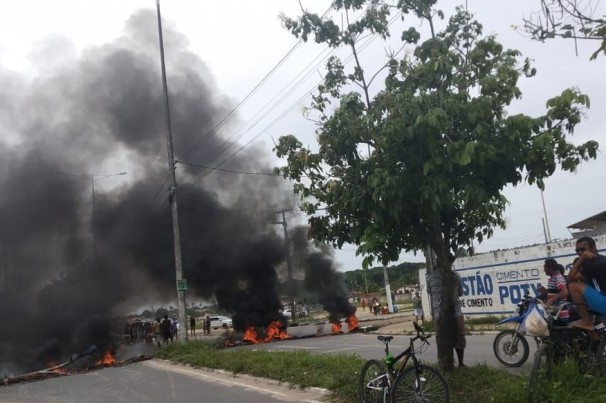 Moradores protestam e interditam via