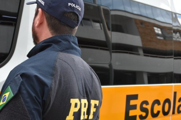 PRF flagra motorista de van escolar bêbado e sem cnh