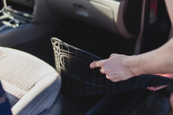 Poça d’água dentro do carro? Saiba porque isso acontece