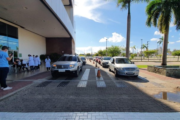 Idosos são vacinados em esquema de drive thru