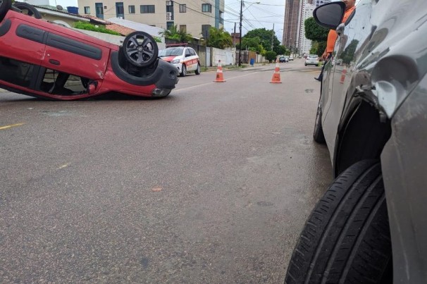 Idosa passa mal, perde controle, bate em veículo e capota