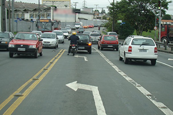 Linha amarela contínua sem placa precisa ser respeitada?