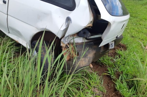 Pai abandona filhos em carro após acidente