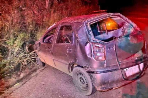 Homem capota carro e mata mãe e filho