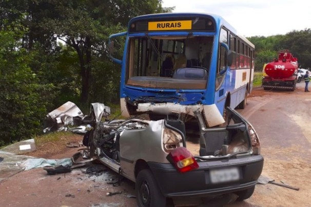 Sete jovens morrem em acidente entre carro e ônibus