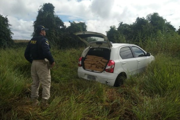 Vídeo: PRF apreende maconha e recupera carro roubado