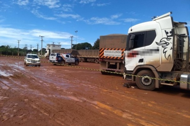 Motorista morreu prensado entre duas carretas no pátio
