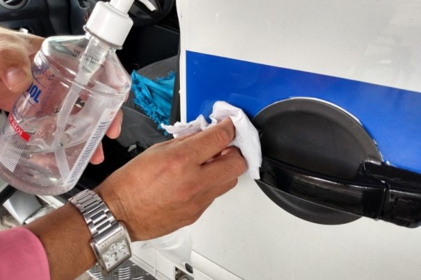Esquecer álcool no carro tem risco real de combustão