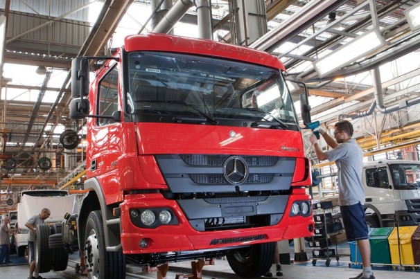 Mercedes vê queda de 20% na venda de caminhões