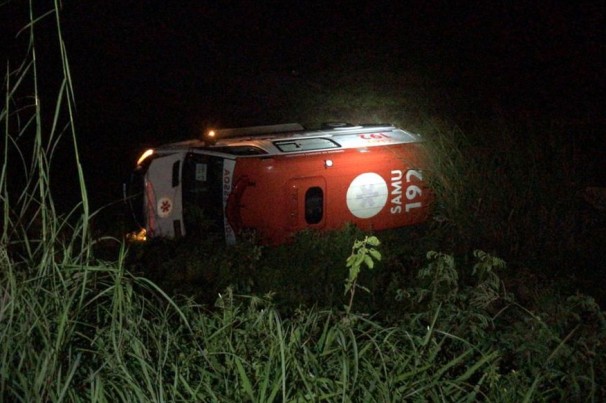 Ambulância perde controle capota e mata 2 pessoas