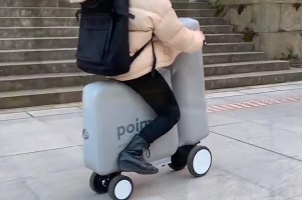 Veja o patinete elétrico inflável cabe na mochila