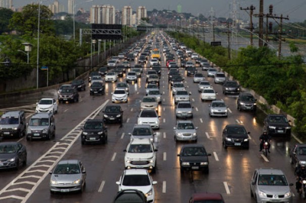 Começa a valer o rodízio ampliado de veículos em SP