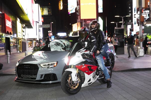 Times Square vira ponto de parada para fãs de carros