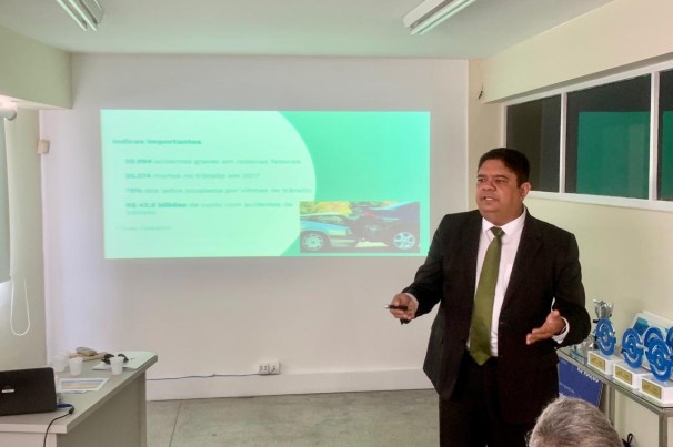 Instituto Via participa de debate com auto escolas