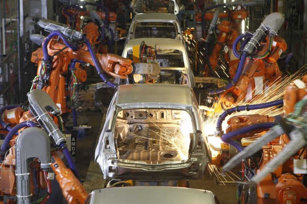 Renault e BMW retomam produção no Brasil