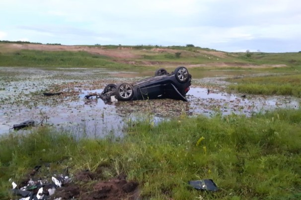 Na Paraíba: Motorista capota e cai em açude