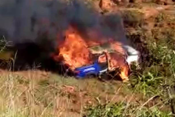 Policiais resgatam motorista antes de carro pegar fogo