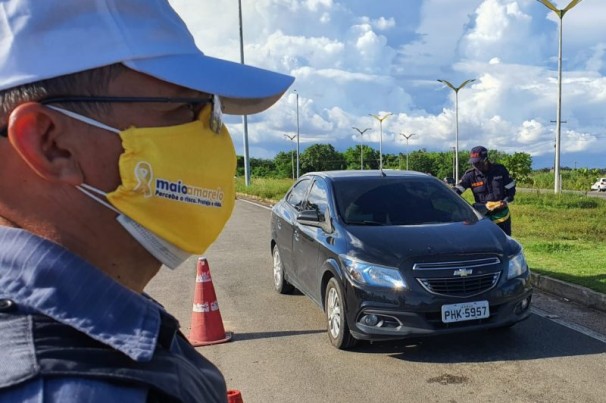 Detran-AM distribui máscaras no Maio Amarelo
