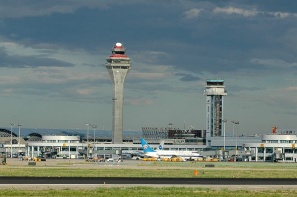 Aeroportos de Pequim cancelam mais de mil voos