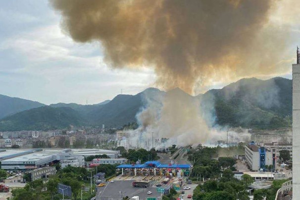 Explosão de caminhão deixa mortos e feridos na China