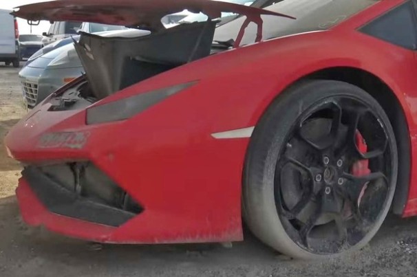 Ferro velho tem ferrari e outros carrões destruídos