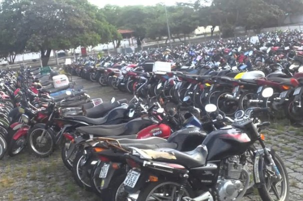 Governador veta projeto que proibi apreensão de carros