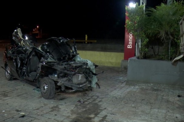 Mecânico pega carro de oficina e passageiro morre