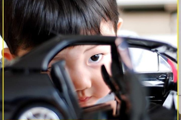 Crianças não devem brincar sozinhas no carro