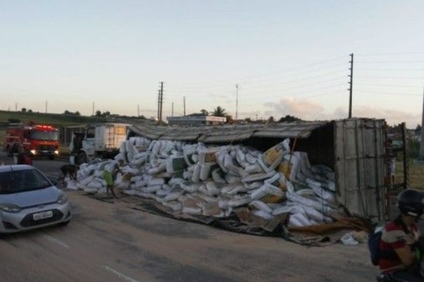 Carreta tomba e interdita rodovia em João Pessoa