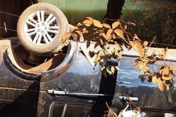 Carro com filhos do cantor Leonardo cai dentro de rio