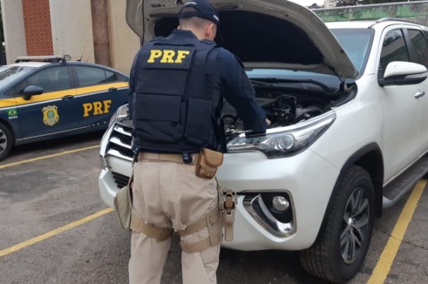 PRF apreende carro de luxo clonado em Juiz de Fora-MG