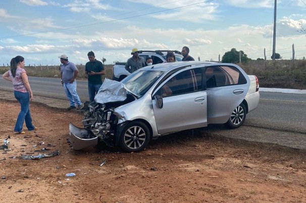 Acidente deixa pastor e cantora evangélica feridos