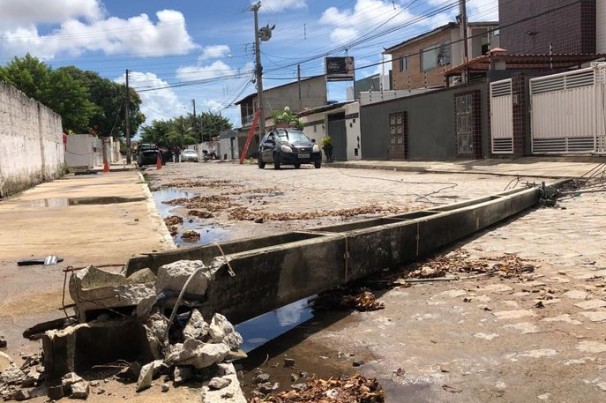 Carreta derruba poste e deixa moradores sem energia