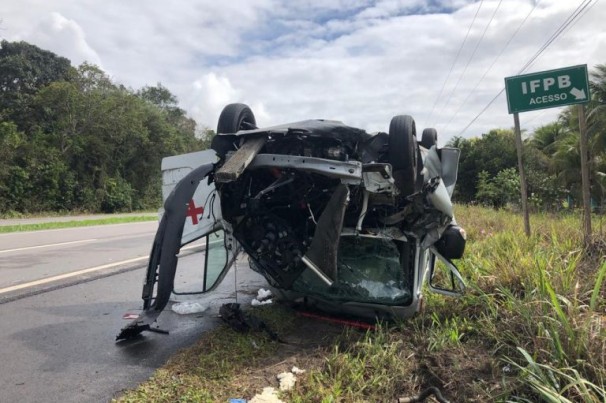 Ambulância capota após colidir com carreta na Paraíba
