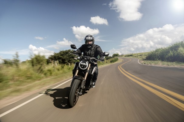 Andar de moto na estrada exige atenção; confira dicas