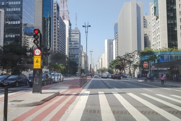 Infração: Nova lei de trânsito permite motorista “furar” o sinal vermelho