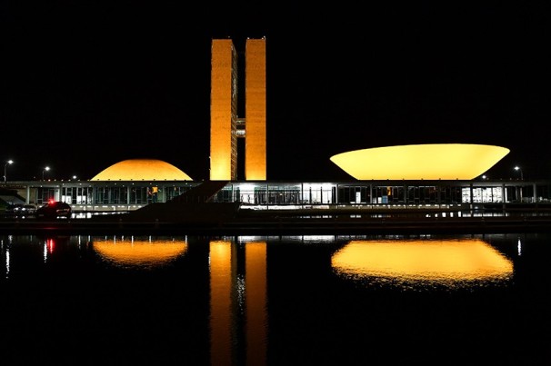 Senado recebe iluminação amarela em apoio ao mês de segurança no trânsito