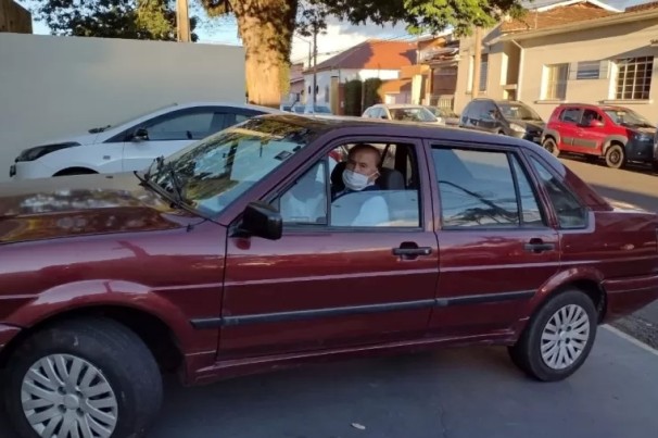 Homem de 102 anos renova CNH para seguir dirigindo seu VW Santana