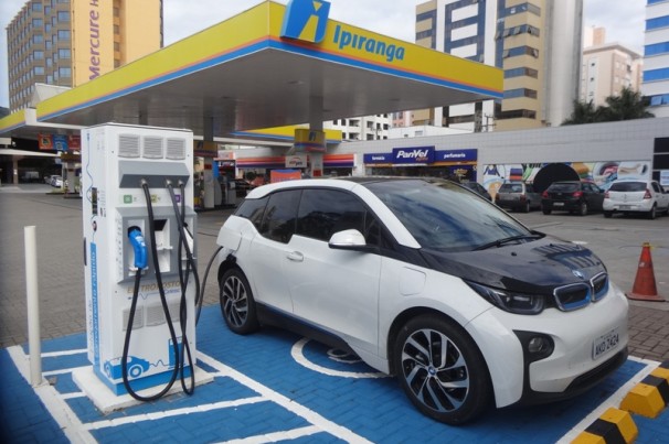 Registros de carros elétricos aumentaram 41% em 2020, diz IEA