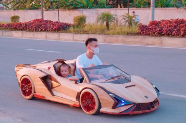 [Vídeo] Pai faz réplica de Lamborghini em madeira para o filho