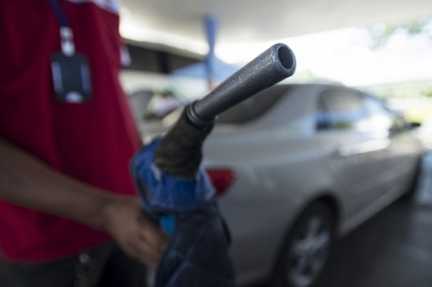 Preço médio da gasolina no Brasil já ultrapassa os R$ 6, aponta pesquisa