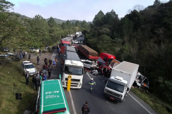 Engavetamento envolvendo 10 veículos interdita trecho da BR 376