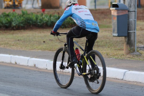 Acidentes graves com ciclistas crescem no trânsito do Brasil, diz associação