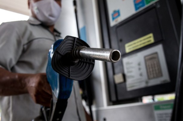 Preço da gasolina oscila entre R$ 6,320 e R$ 6,550; Confira os postos