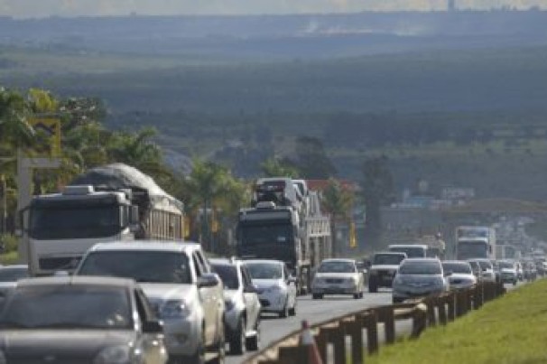 Como se determina a velocidade máxima nas rodovias?