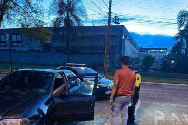 Inabilitado vai dirigindo fazer prova do Detran e acaba multado