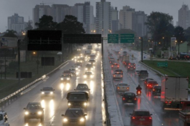 Dicas para dirigir na chuva evitando imprevistos no trânsito