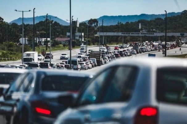 Avançar o sinal vermelho é principal infração no Carnaval em SC