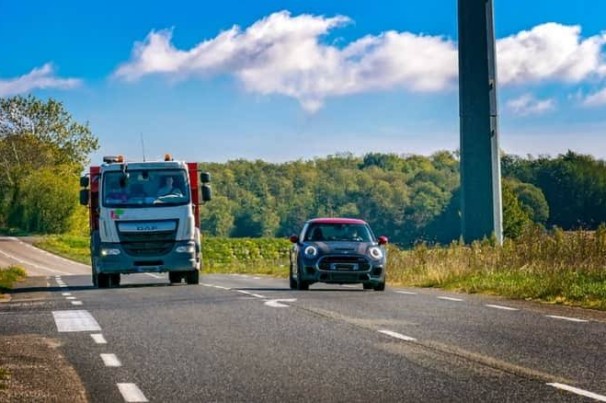 Detran alerta para cuidados em ultrapassagens